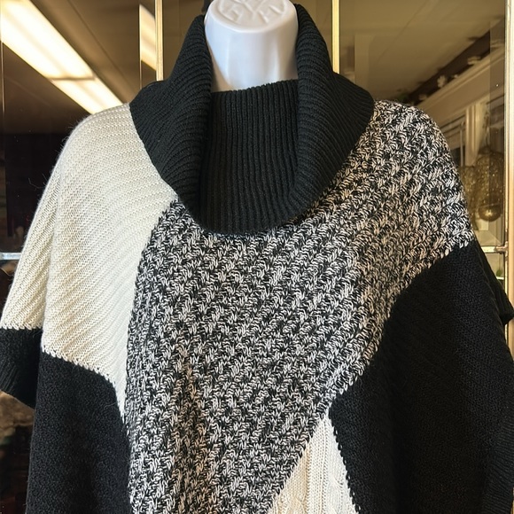 Reitmans poncho sweater - Picture 2 of 9